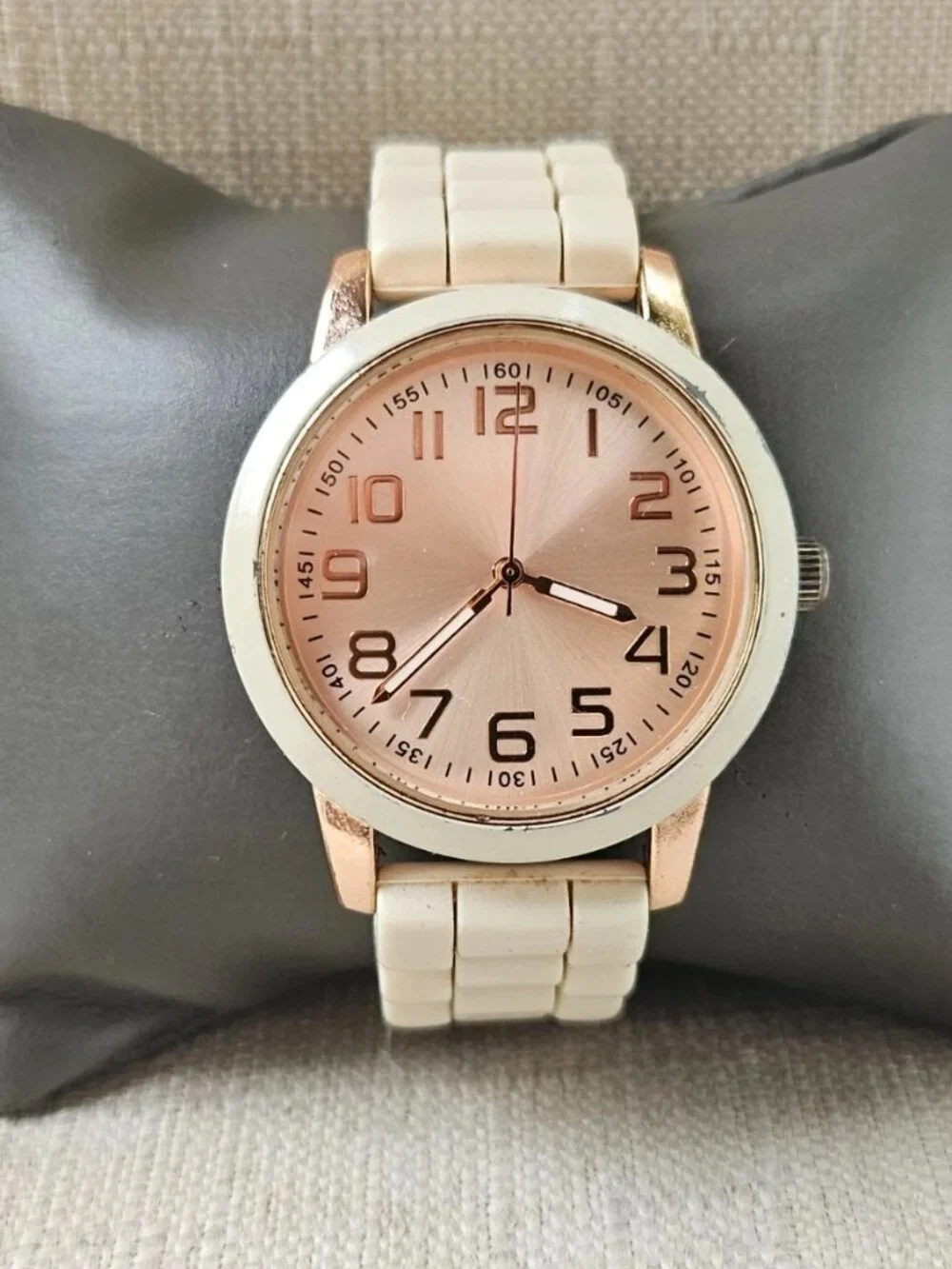 Fashion Wristwatch Beige Rubber Band Strap Quartz Analog Wrist Watch
